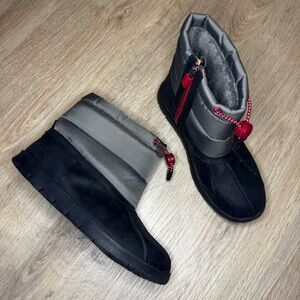 UGG Kids Puffer Boot WP Winter Weather Size 4 Treadlite Waterproof Gray Black